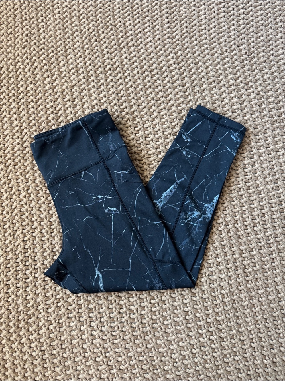 KIAVA Black Marble-Print 21” High Rise Capri Leggings Women’s Size Medium